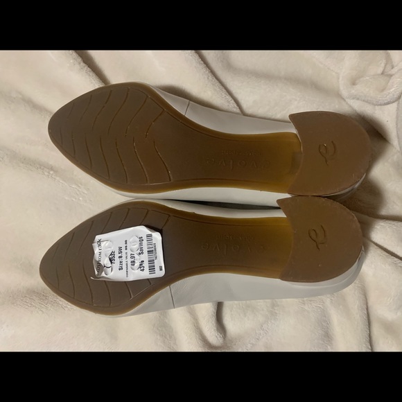 NWT cream colored heels - Picture 4 of 6